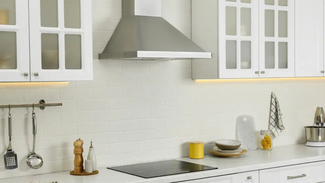uma coifa instalada em uma cozinha moderna