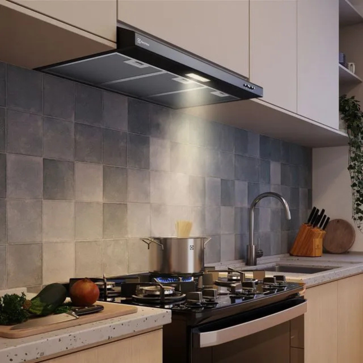 Depurador de Ar Electrolux 80cm Slim Painel Touch 3 Velocidades DE8TB Preto