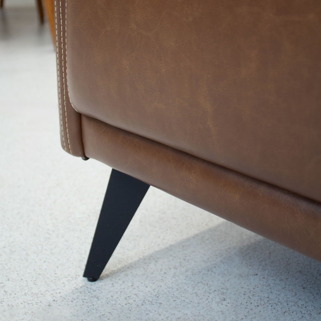 Sofá Living Steel 210cm Temda 2 assentos Couro Legítimo Caramelo
