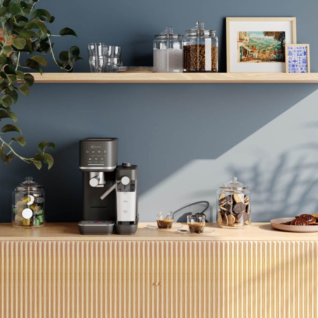 Cafeteira Espresso Electrolux ECM70 Experience com Vaporizador de Leite Black 220V