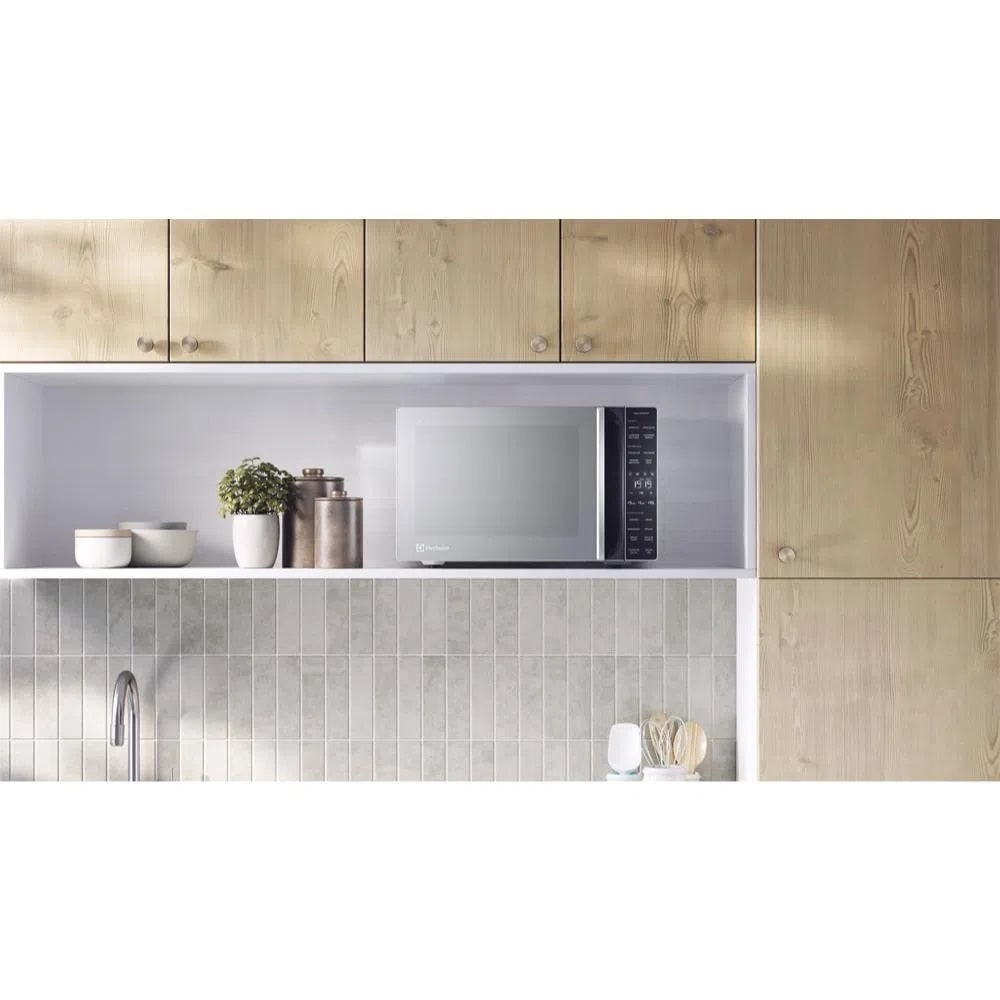 Micro-ondas Electrolux 36L ME36S Efficient Prata/Preto 220V