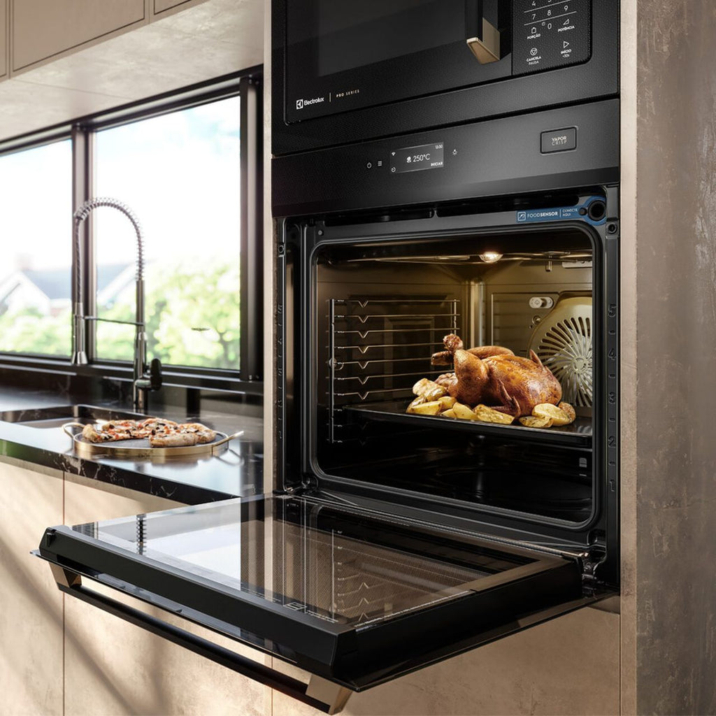 Forno de Embutir Elétrico Electrolux 80L OE9XB Expert Pro Series com VaporCrisp Preto 220V