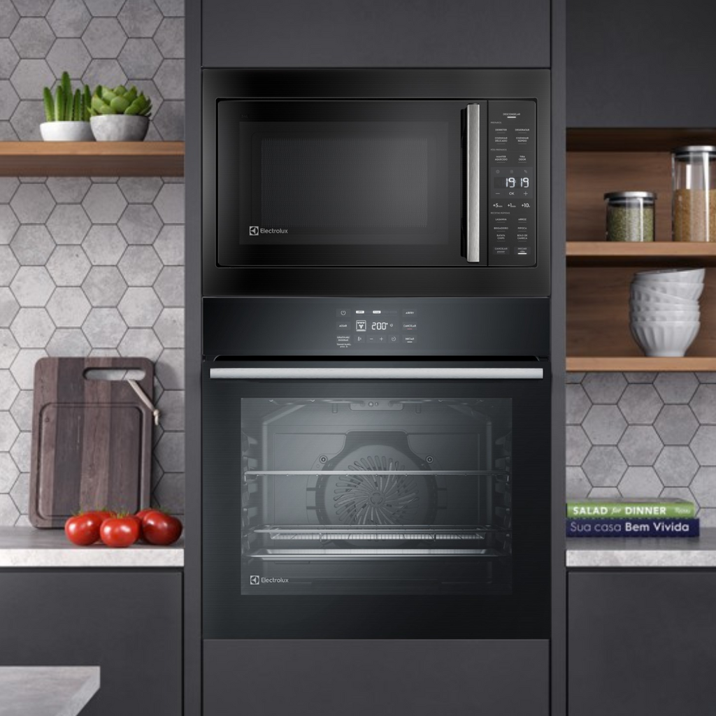 Kit Electrolux de Embutir Forno Elétrico OE8EA 80L com AirFryer +Micro-ondas 34L ME3BP 220V