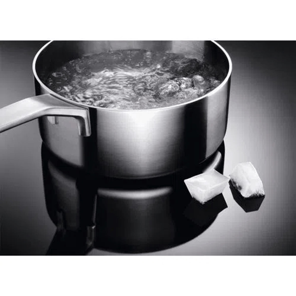 Cooktop Indução Electrolux 4 Bocas com Unicook Flexível e Best Chef IE8FB Preto 220V