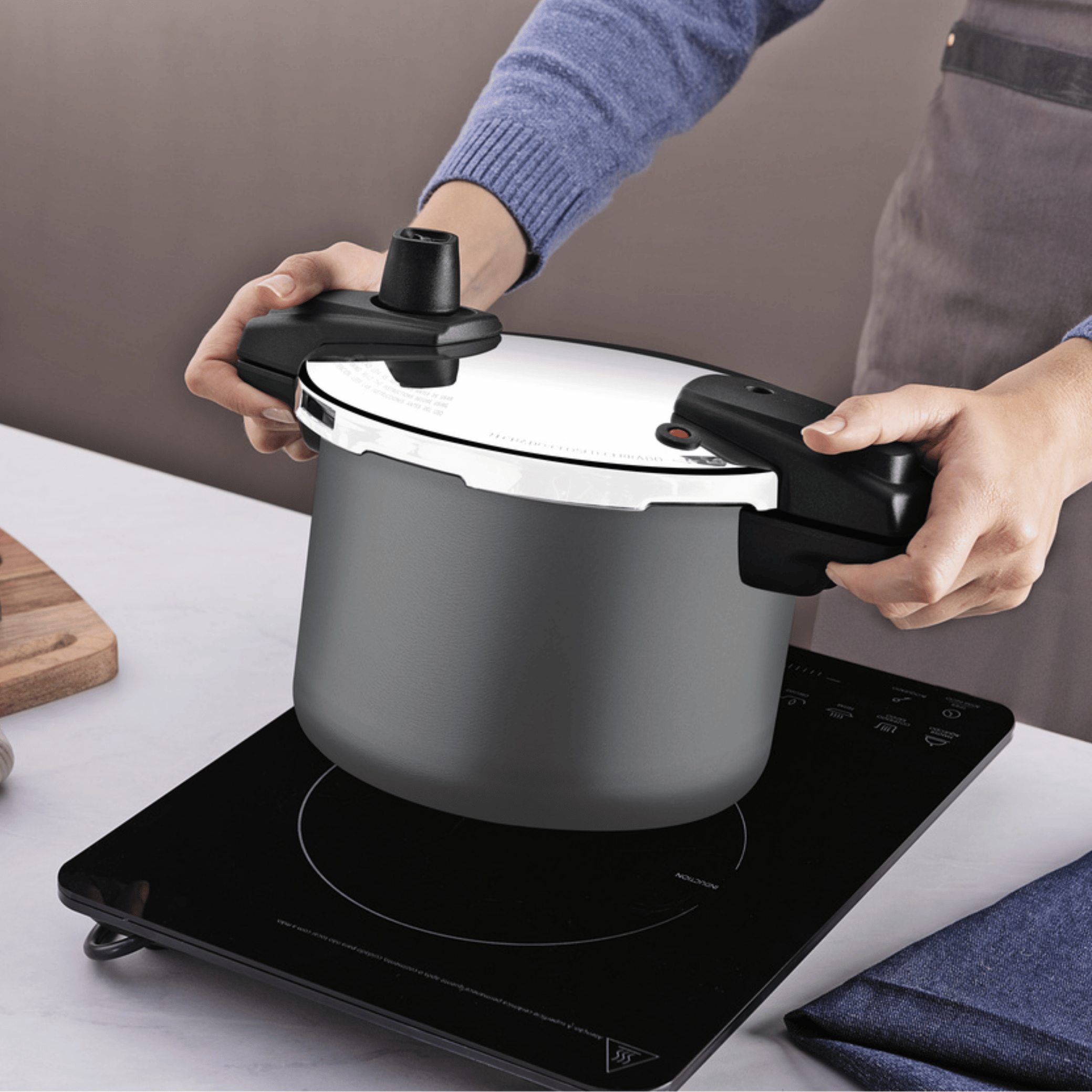 Panela de Pressão Tramontina 4,5L Arizona Indução Antiaderente Starflon Max Titanio